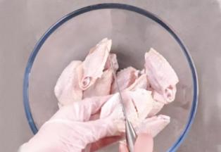 1 鸡翅表面划口子，待用。