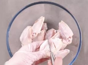 1 鸡翅表面划口子，待用。