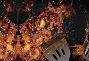 5 把鸡翅倒入，倒入生抽、老抽、糖，再加入50ml水，小火加热至水份快收干，加1小撮盐，最后放入土豆、青笋翻炒均匀。