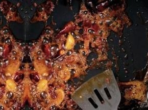 5 把鸡翅倒入，倒入生抽、老抽、糖，再加入50ml水，小火加热至水份快收干，加1小撮盐，最后放入土豆、青笋翻炒均匀。