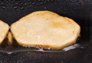 2 锅里加20ml油，把土豆煎到两面金黄。