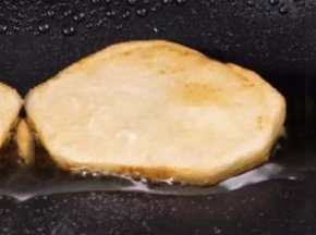 2 锅里加20ml油，把土豆煎到两面金黄。