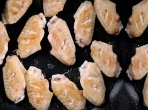 3 再下入鸡翅煎到金黄捞出待用。