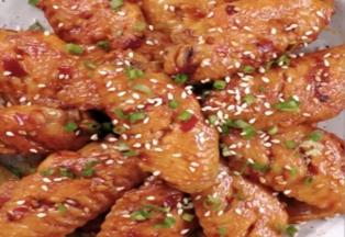 6 出锅前撒一把芝麻提香。