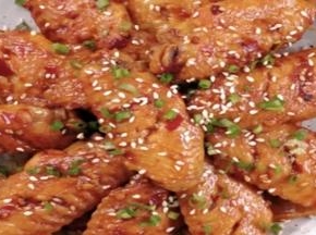 6 出锅前撒一把芝麻提香。