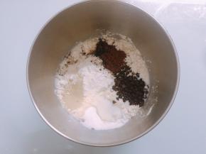 除黄油之外，所以材料放入厨师机搅拌桶中，选择揉面模式，开启2档揉成面团