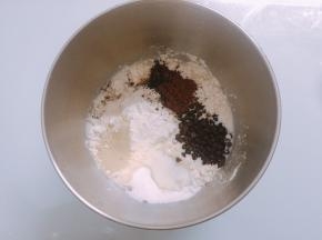 除黄油之外，所以材料放入厨师机搅拌桶中，选择揉面模式，开启2档揉成面团