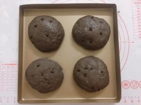 摆上烤盘，烤箱底部加入一盘温水，开启发酵模式，温度30度，时间30分钟，进行二次发酵至2倍大小