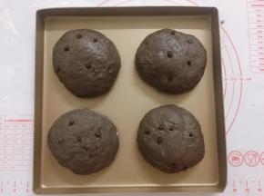 摆上烤盘，烤箱底部加入一盘温水，开启发酵模式，温度30度，时间30分钟，进行二次发酵至2倍大小