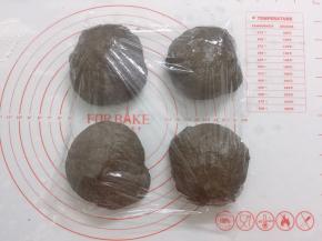 分成4份，滚圆后盖上保鲜膜松弛15分钟