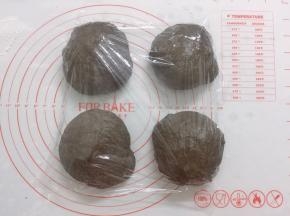 分成4份，滚圆后盖上保鲜膜松弛15分钟