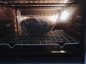 面团取出整圆，放入碗中。烤箱发酵模式提前预热，温度上下30度，底部烤盘加入温水，放入面团，时间60分钟，进行基础发酵至2倍大