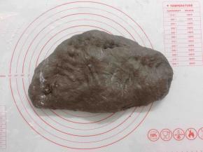 面团轻压进行排气