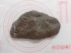 面团轻压进行排气