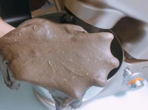 面团揉至完全阶段，面团可以拉升有较好细腻的手套膜后，就可以停止揉面