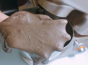 面团揉至完全阶段，面团可以拉升有较好细腻的手套膜后，就可以停止揉面