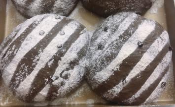 发酵好后，表面筛上面粉