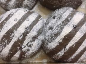 发酵好后，表面筛上面粉