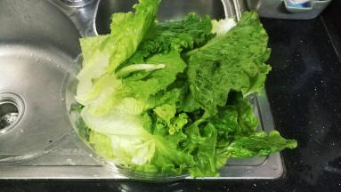 生菜处理好清洗干净沥干水分备用