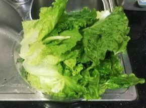 生菜处理好清洗干净沥干水分备用