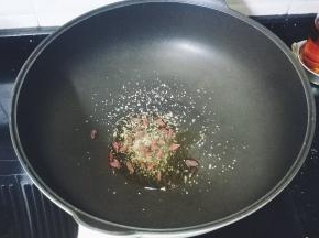 不粘锅里热油，放入蒜盐、糖、枸杞子