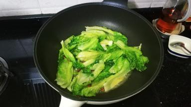 趁锅热情洋溢时倒入生菜