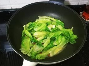 趁锅热情洋溢时倒入生菜