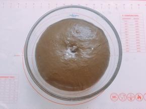 用手蘸少许面粉，戳一个洞不回缩就发酵好了