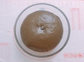 用手蘸少许面粉，戳一个洞不回缩就发酵好了