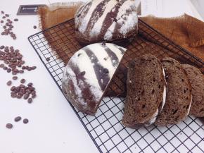 可可味浓郁，松软可口，切片配上一杯咖啡