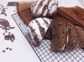 可可味浓郁，松软可口，切片配上一杯咖啡