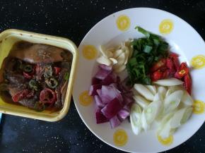 准备配料，切好备用。