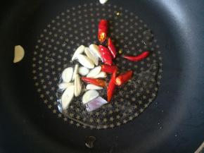 热锅凉油，下入大蒜和小米辣煸香