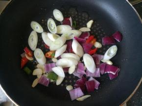 加入大葱和洋葱炒至断生。