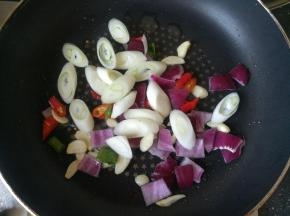 加入大葱和洋葱炒至断生。