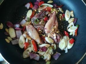 倒入小鱿鱼，翻炒两分钟，出锅。