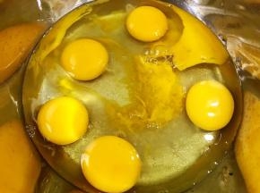 鸡蛋加入60克白糖