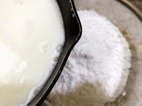 把椰浆倒入木薯粉里