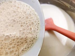 把酵母水倒入晾凉的木薯糊里搅拌均匀