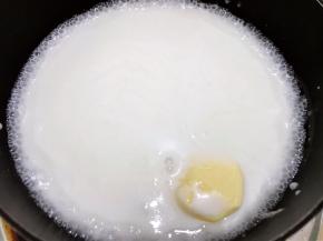 煮开后离火加入黄油，搅拌至黄油融化