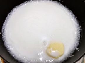 煮开后离火加入黄油，搅拌至黄油融化