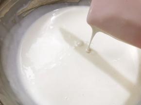 搅拌均匀细腻无颗粒，放在一边晾凉