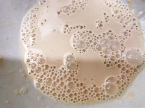 耐高糖酵母加入温水搅拌均匀