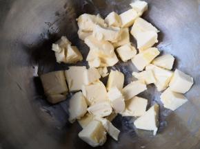 将黄油切小块，软化