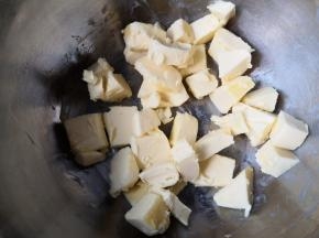 将黄油切小块，软化