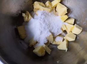 加入糖粉和细盐