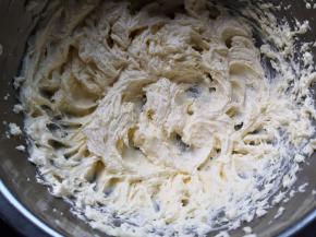 用电动打蛋器打发至黄油发白蓬松