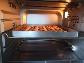 放入预热好的烤箱中层上火160度下火150度，烘烤25分钟