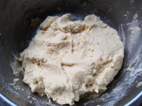 用刮刀混合均匀