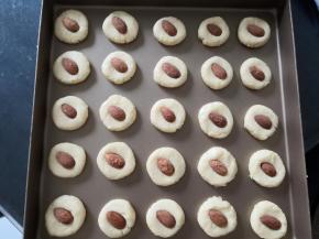 稍微按扁，中间放一颗杏仁，轻轻按一下